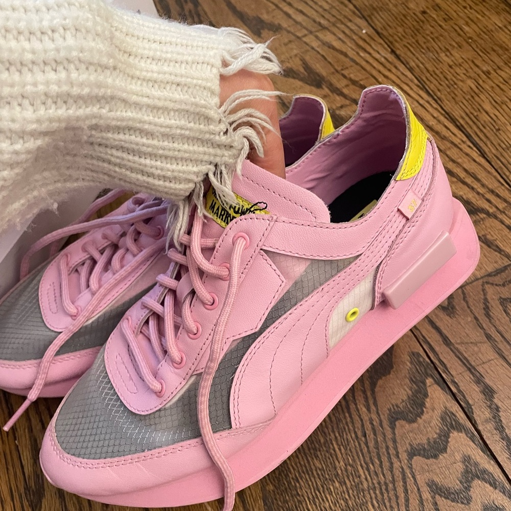 Puma Future Rider Chinatown Market Pink Sneakers size 7 women’s - Picture 2 of 6